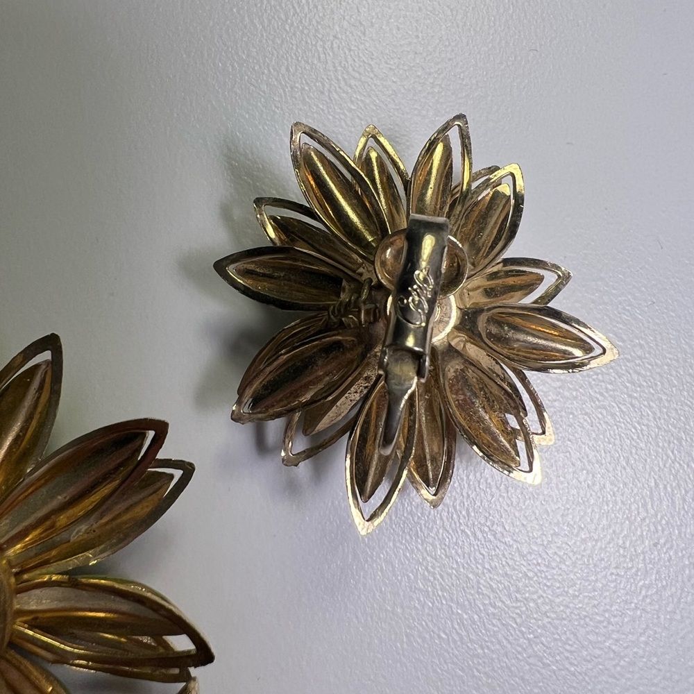 Signed CORO green enamel Flower with matching earrings Earrings - Picture 6 of 8